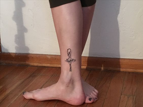 tatuagem bailarina linha perna