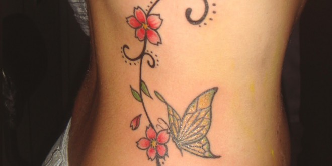 tatuagem borboleta costela