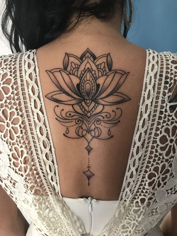 tatuagem feminina costas
