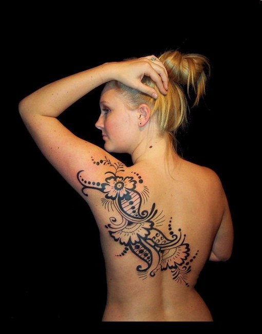 tatuagem-feminina-flores-pretas-tribais-nas-costas