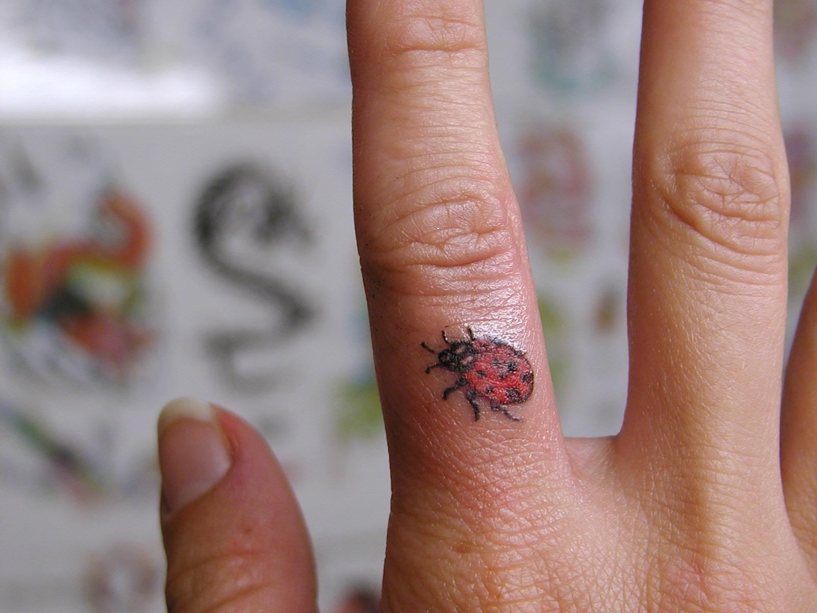 tatuagem-joaninha-dedo
