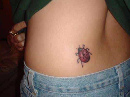 tatuagem joaninha feminina
