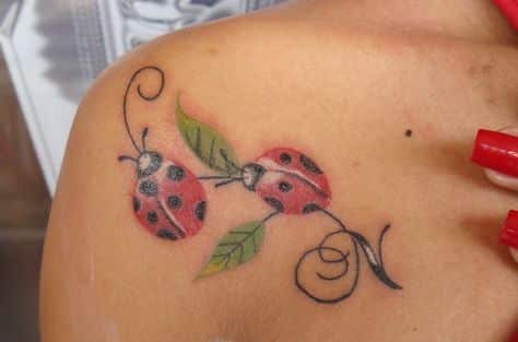 tatuagem joaninha ombro delicada