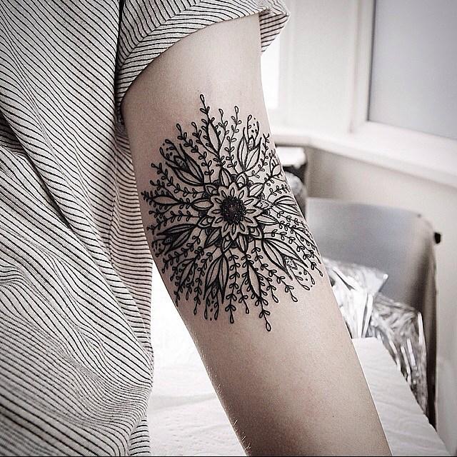 tatuagem mandala flor braco