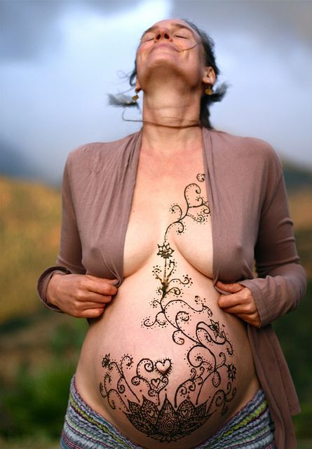 tatuagem na barriga gravida temporaria