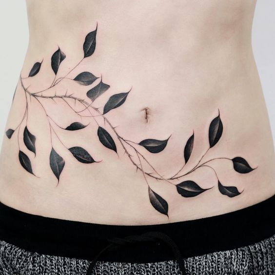 tatuagem na barriga mulher