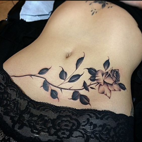tatuagem na barriga rosa