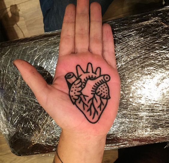 tatuagem palma mão linha coracao