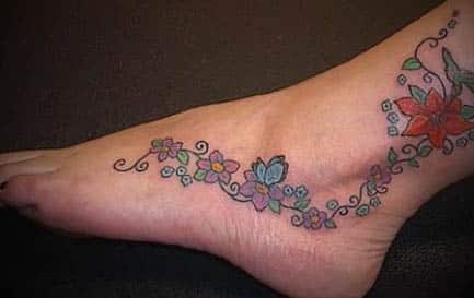tatuagens-femininas-delicadas-no-pe-flores